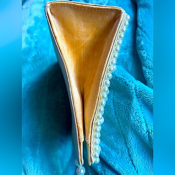 nights in White satin vtg pearl purse pristine Vanessa Freestanding snap closure - Picture 5 of 5